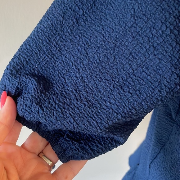 Navy blue tiered ruffled blouse textured stretch 1/2 sleeve crew round neck Med - Picture 4 of 12